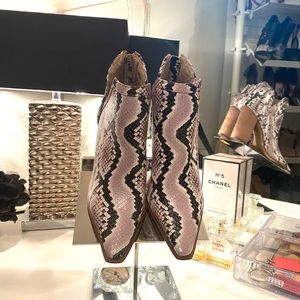Vince Camuto DELSIMBA Snake Print
Ankle Boot Size:5